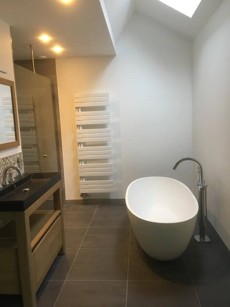 Gestucte badkamer met plinttegels en wandtegels in de douche – modern stijl – Bennekom
