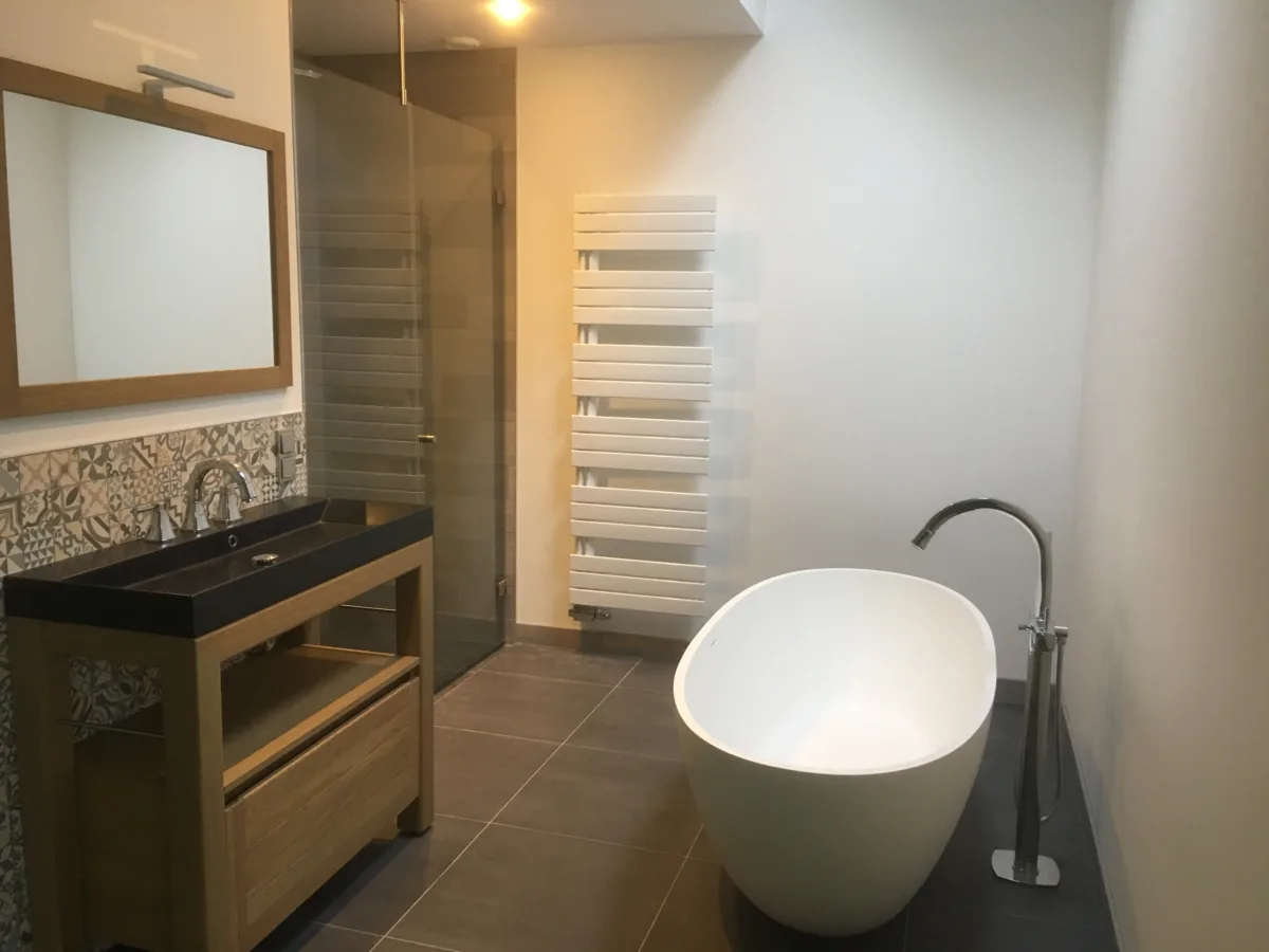Gestucte badkamer met plinttegels en wandtegels in de douche – modern stijl – Bennekom (foto 5)