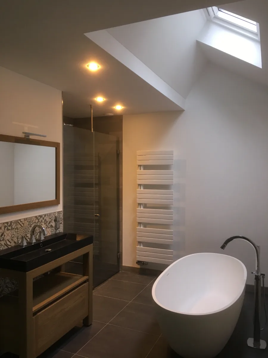 Gestucte badkamer met plinttegels en wandtegels in de douche – modern stijl – Bennekom (foto 3)
