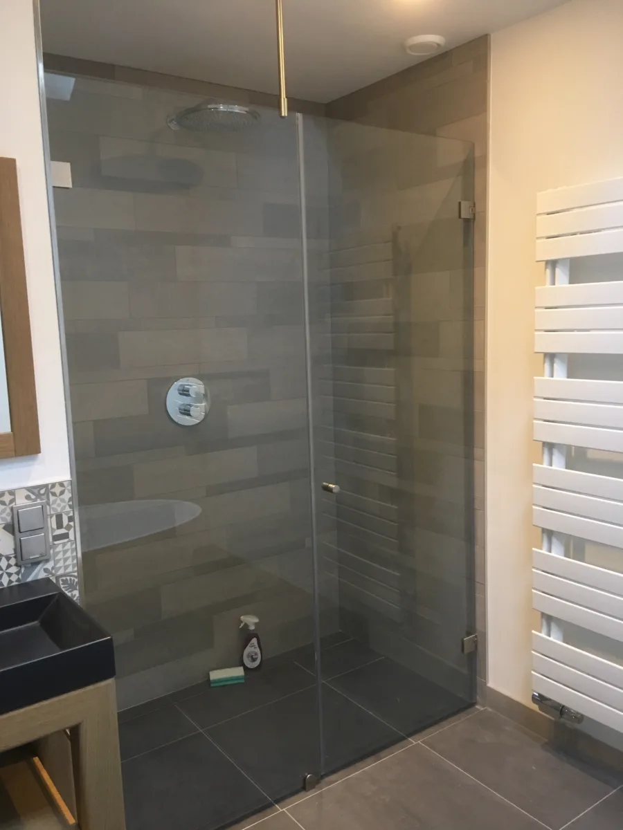 Gestucte badkamer met plinttegels en wandtegels in de douche – modern stijl – Bennekom (foto 4)