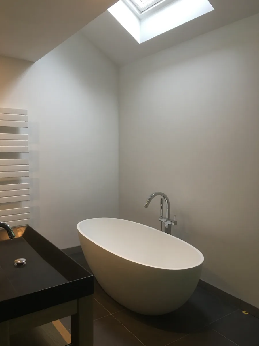 Gestucte badkamer met plinttegels en wandtegels in de douche – modern stijl – Bennekom (foto 2)