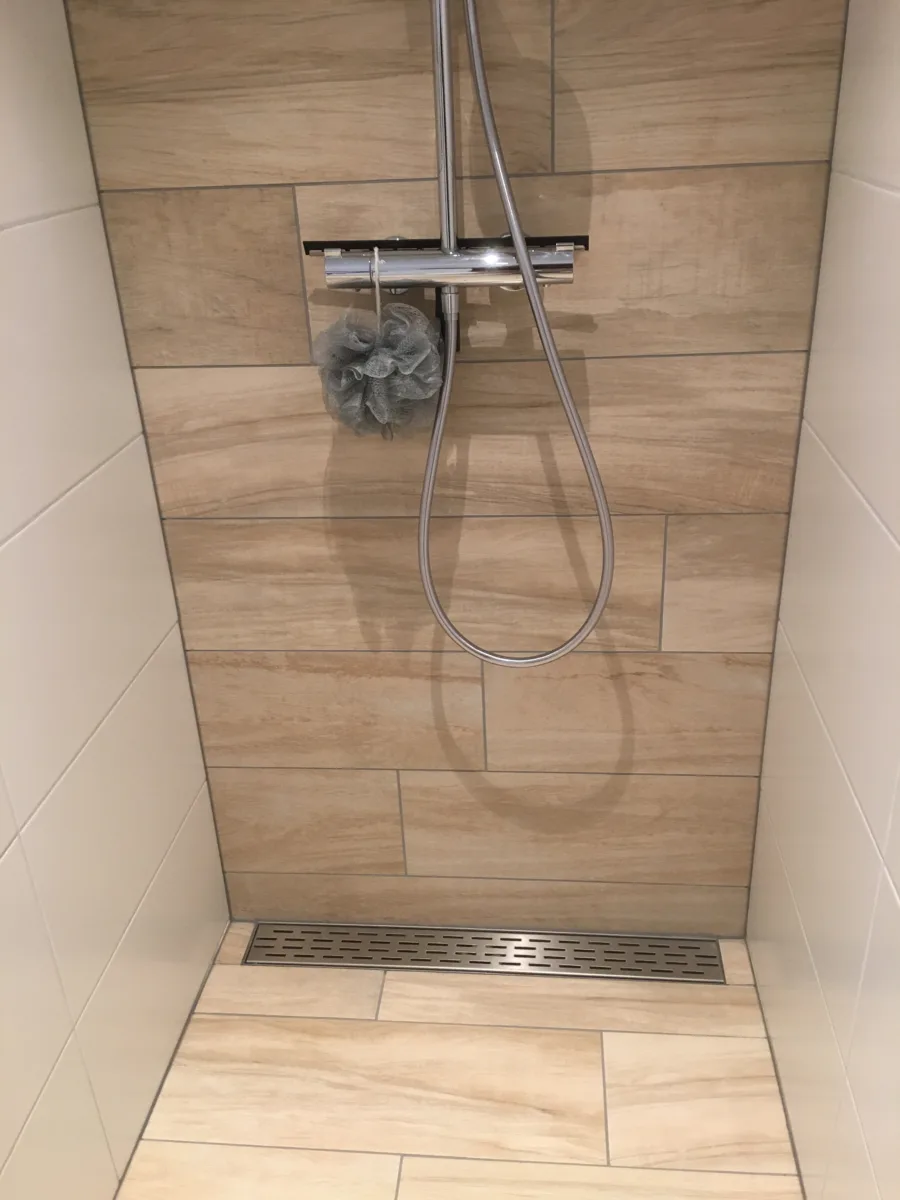 Toilet toevoegen in nieuwe badkamer (renovatie) – badkamers met hout stijl – Nieuwegein (foto 7)