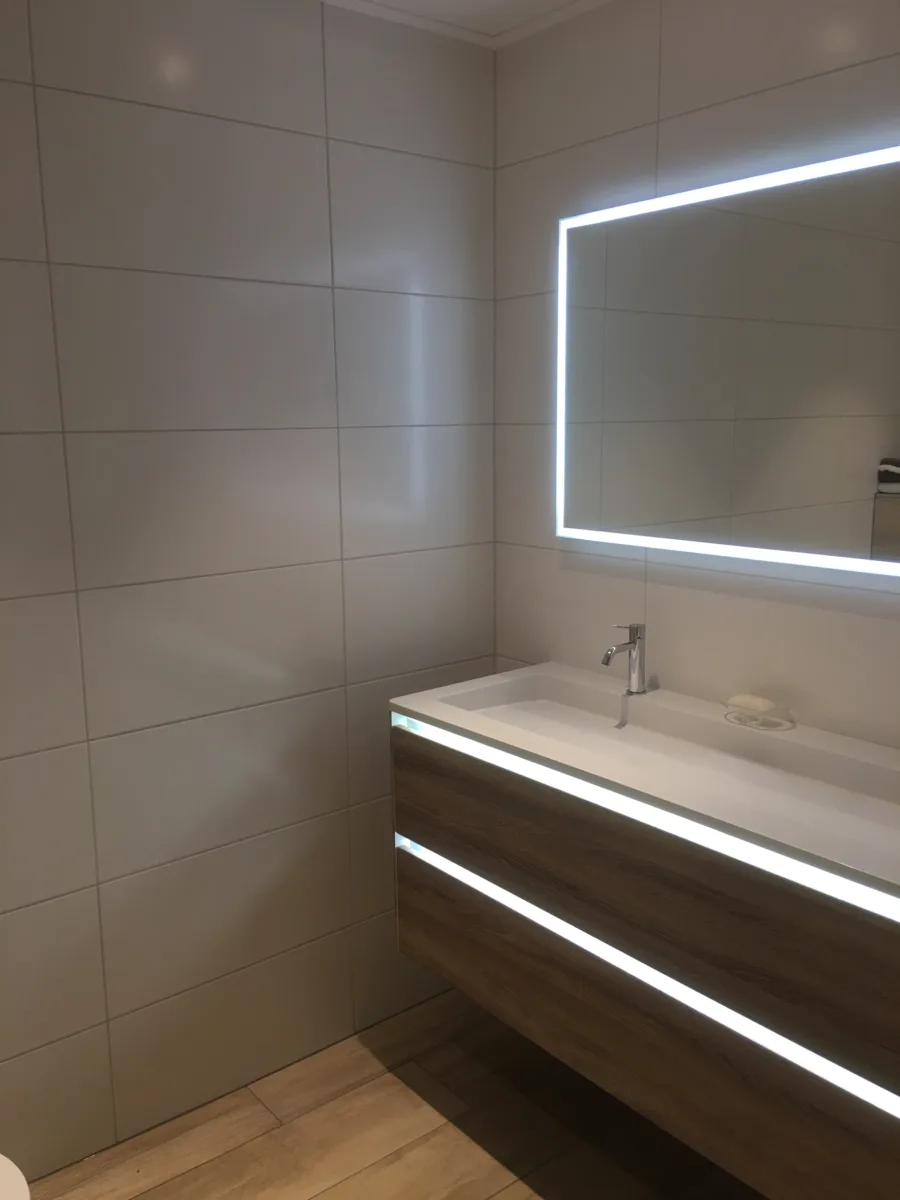 Toilet toevoegen in nieuwe badkamer (renovatie) – badkamers met hout stijl – Nieuwegein
