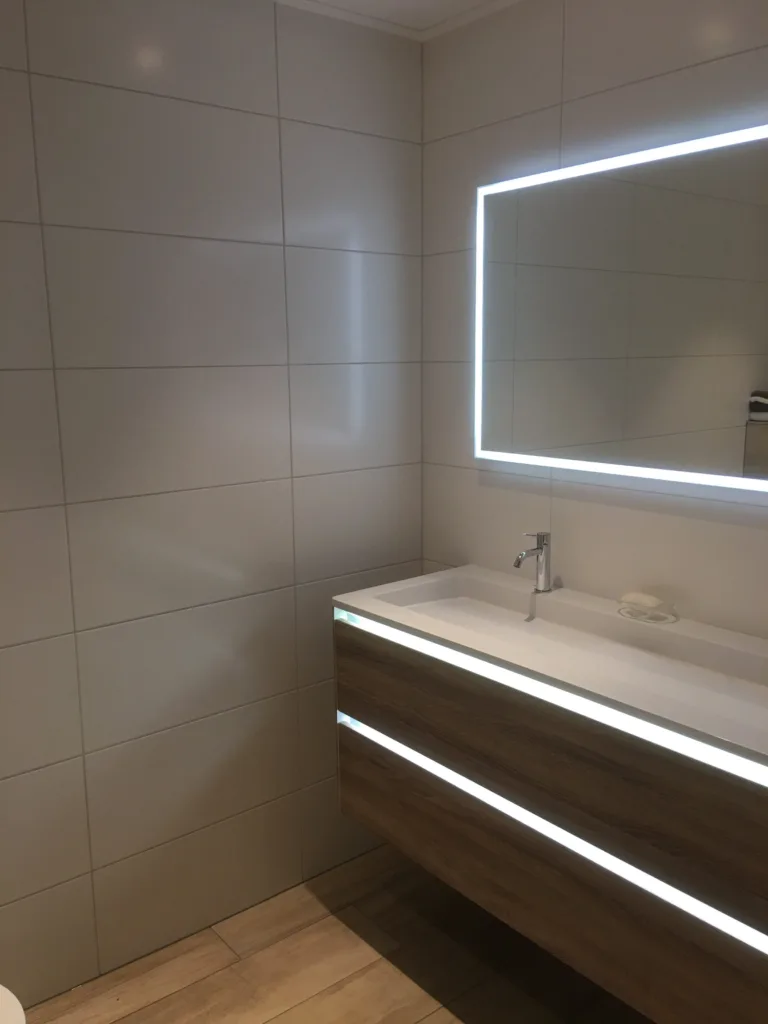 Toilet toevoegen in nieuwe badkamer (renovatie) – modern stijl – Nieuwegein