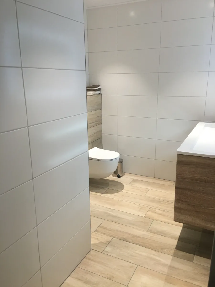 Toilet toevoegen in nieuwe badkamer (renovatie) – badkamers met hout stijl – Nieuwegein (foto 2)