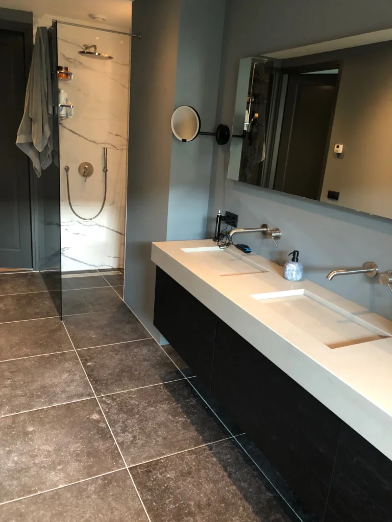 Badkamermeubel maatwerk en douche – modern stijl – Arnhem