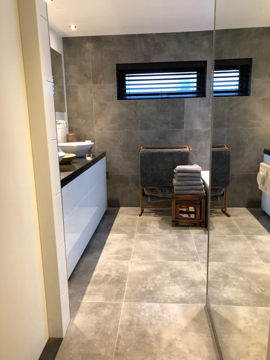 Badkamer met staand badmeubel en spiegelwand – modern stijl – Ugchelen