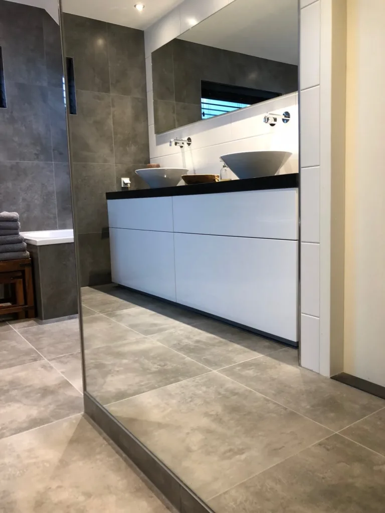 Badkamer met staand badmeubel en spiegelwand – modern stijl – Ugchelen
