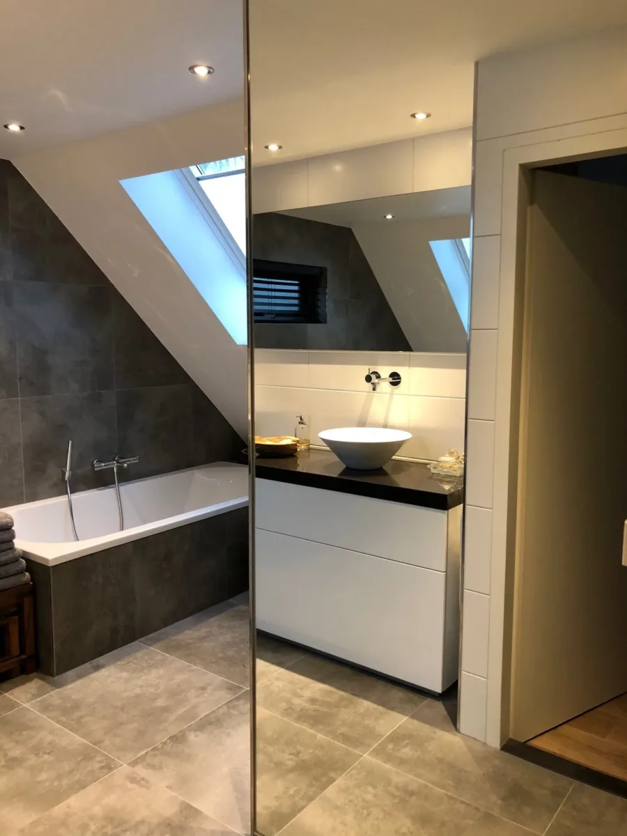 Badkamer met staand badmeubel en spiegelwand – modern stijl – Ugchelen (foto 2)