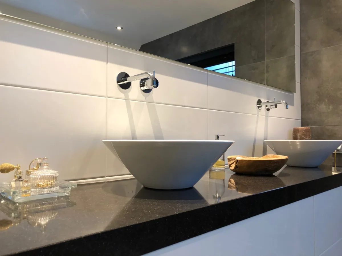 Badkamer met staand badmeubel en spiegelwand – modern stijl – Ugchelen (foto 3)