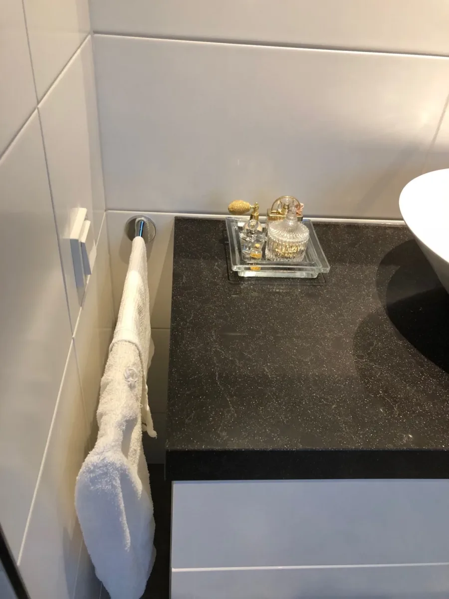 Badkamer met staand badmeubel en spiegelwand – modern stijl – Ugchelen (foto 5)