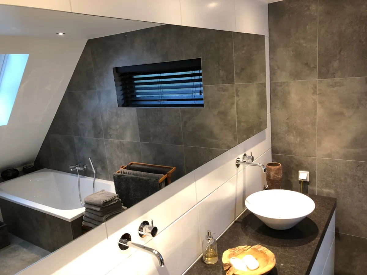 Badkamer met staand badmeubel en spiegelwand – modern stijl – Ugchelen (foto 4)
