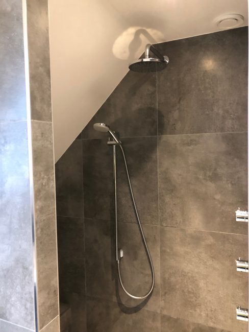 Badkamer met staand badmeubel en spiegelwand – modern stijl – Ugchelen (foto 11)
