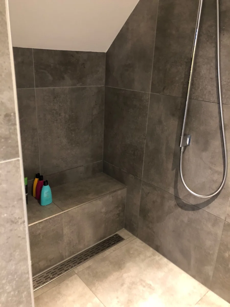 Badkamer met staand badmeubel en spiegelwand – modern stijl – Ugchelen (foto 10)