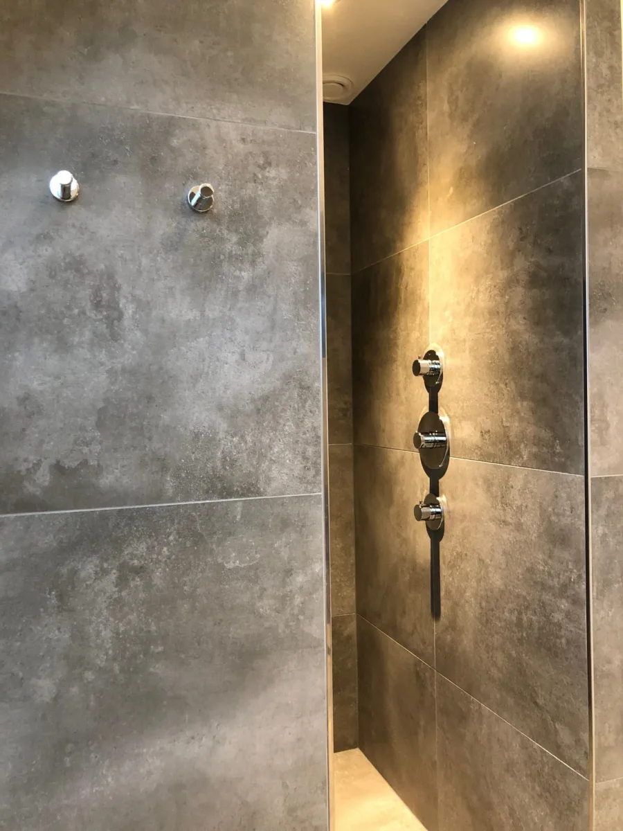 Badkamer met staand badmeubel en spiegelwand – modern stijl – Ugchelen (foto 8)