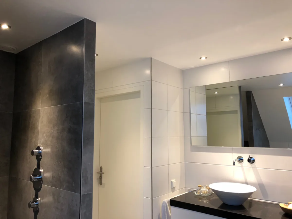 Badkamer met staand badmeubel en spiegelwand – modern stijl – Ugchelen (foto 9)