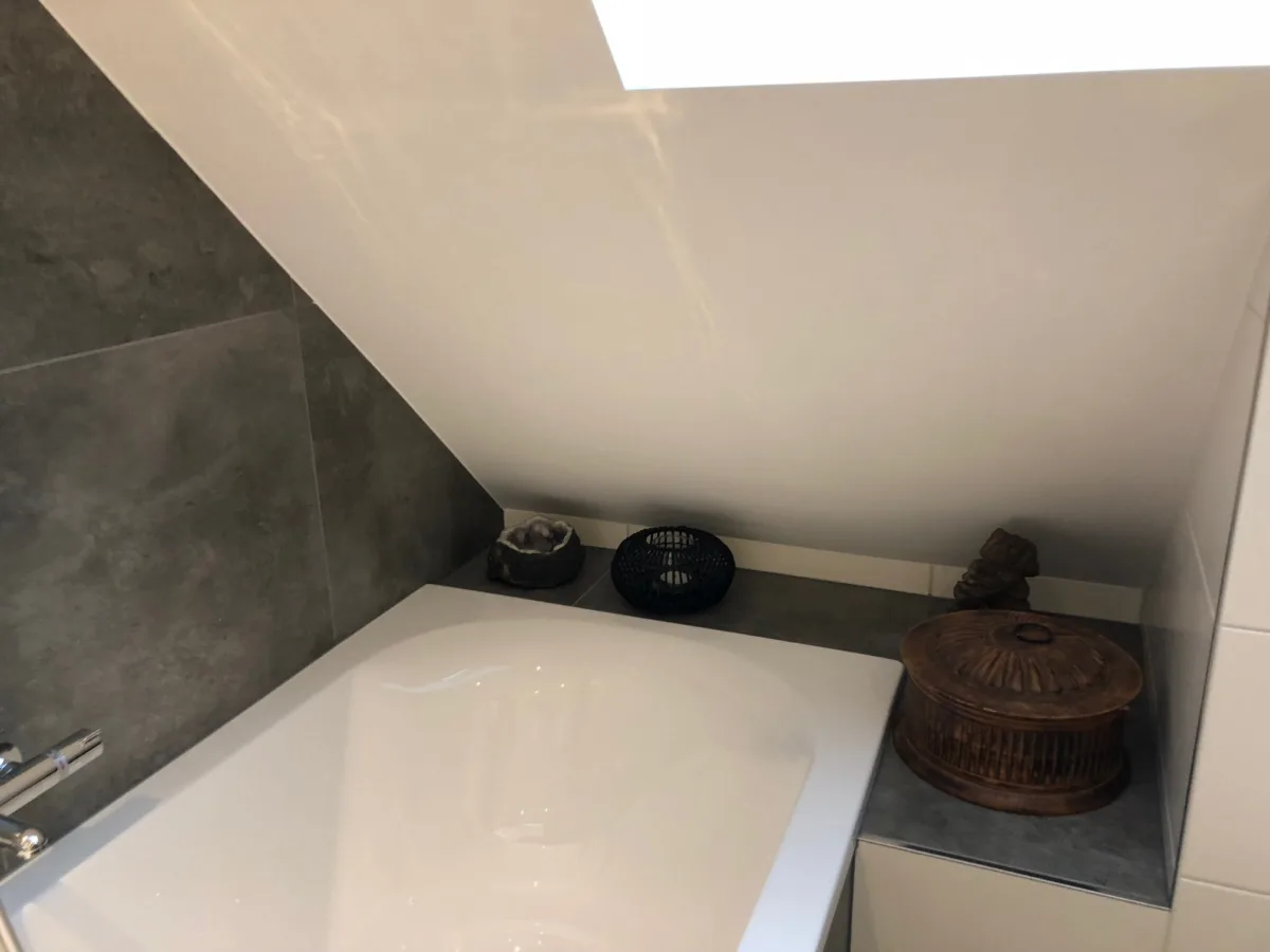 Badkamer met staand badmeubel en spiegelwand – modern stijl – Ugchelen (foto 7)