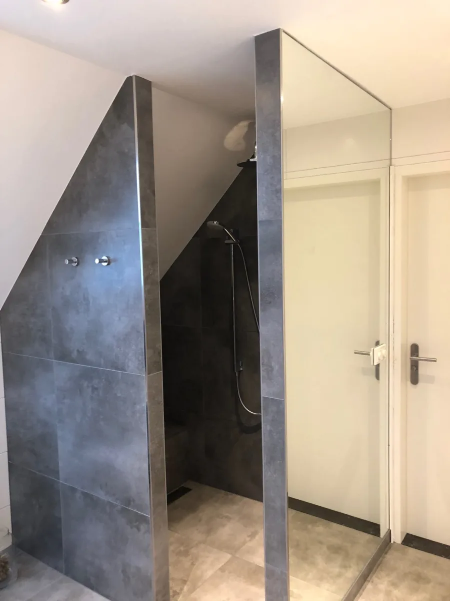 Badkamer met staand badmeubel en spiegelwand – modern stijl – Ugchelen (foto 12)