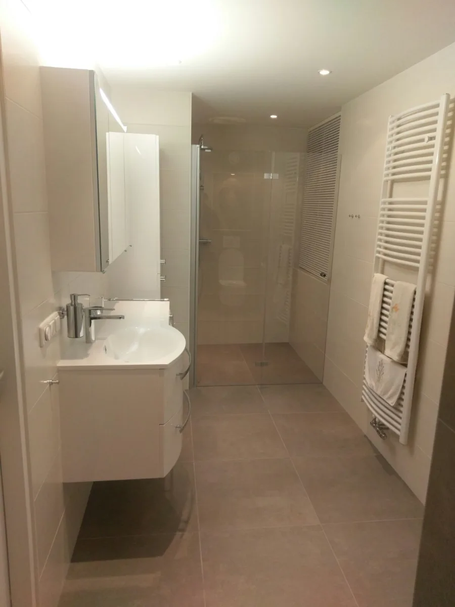 Badkamer vouwdeur met zit en nis (foto 2)