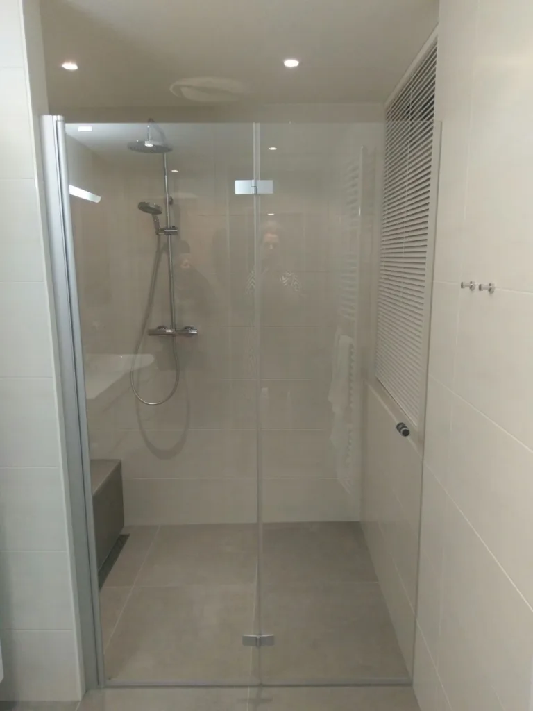 Badkamer vouwdeur met zit en nis – modern stijl – Voorthuizen-Barneveld