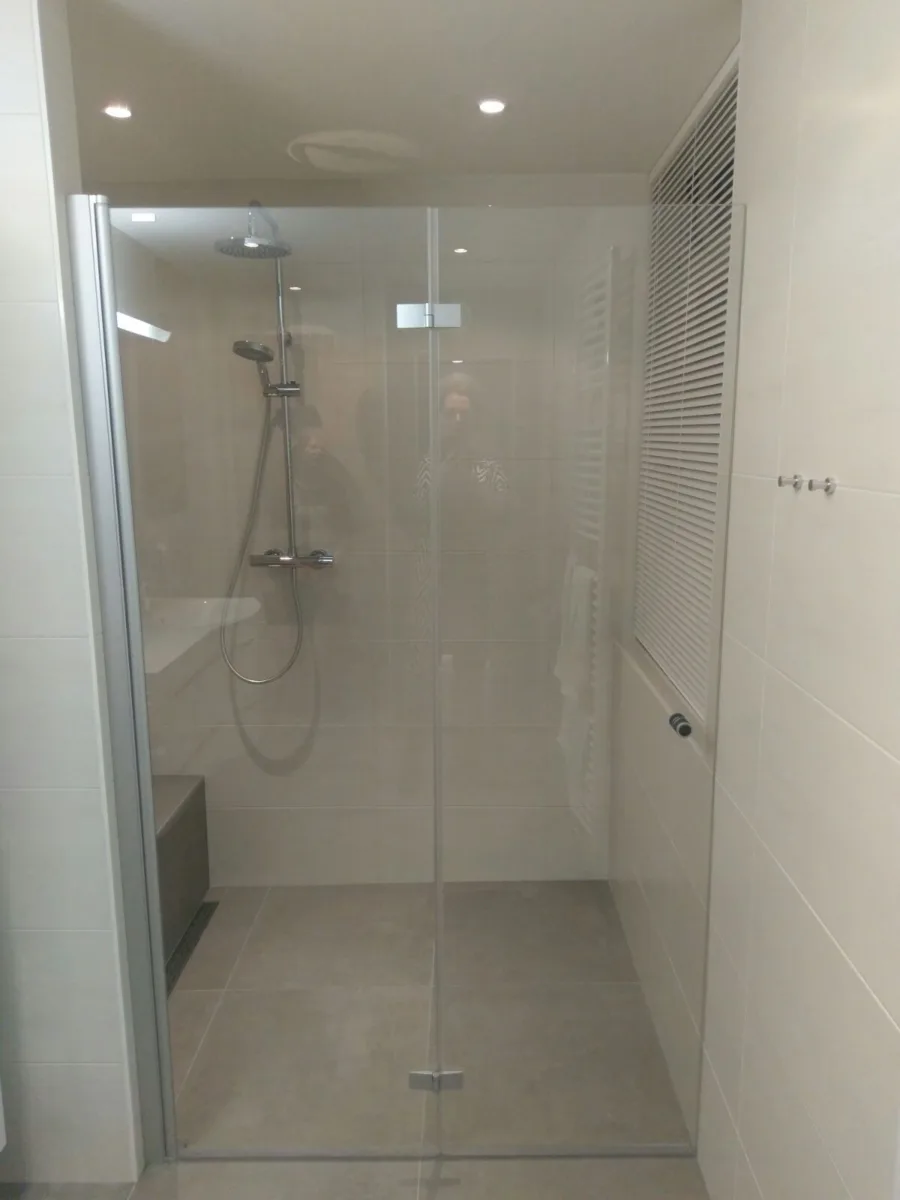 Badkamer vouwdeur met zit en nis