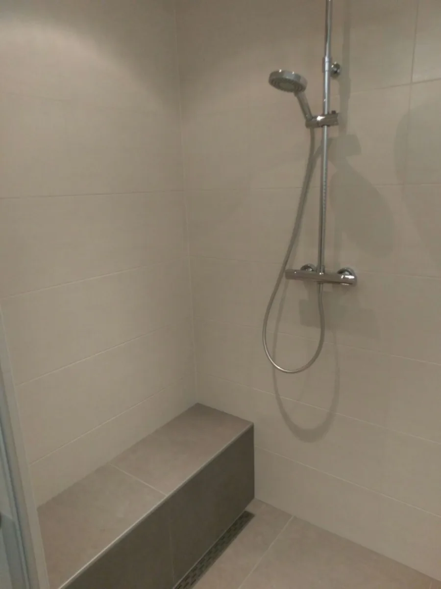 Badkamer vouwdeur met zit en nis (foto 3)
