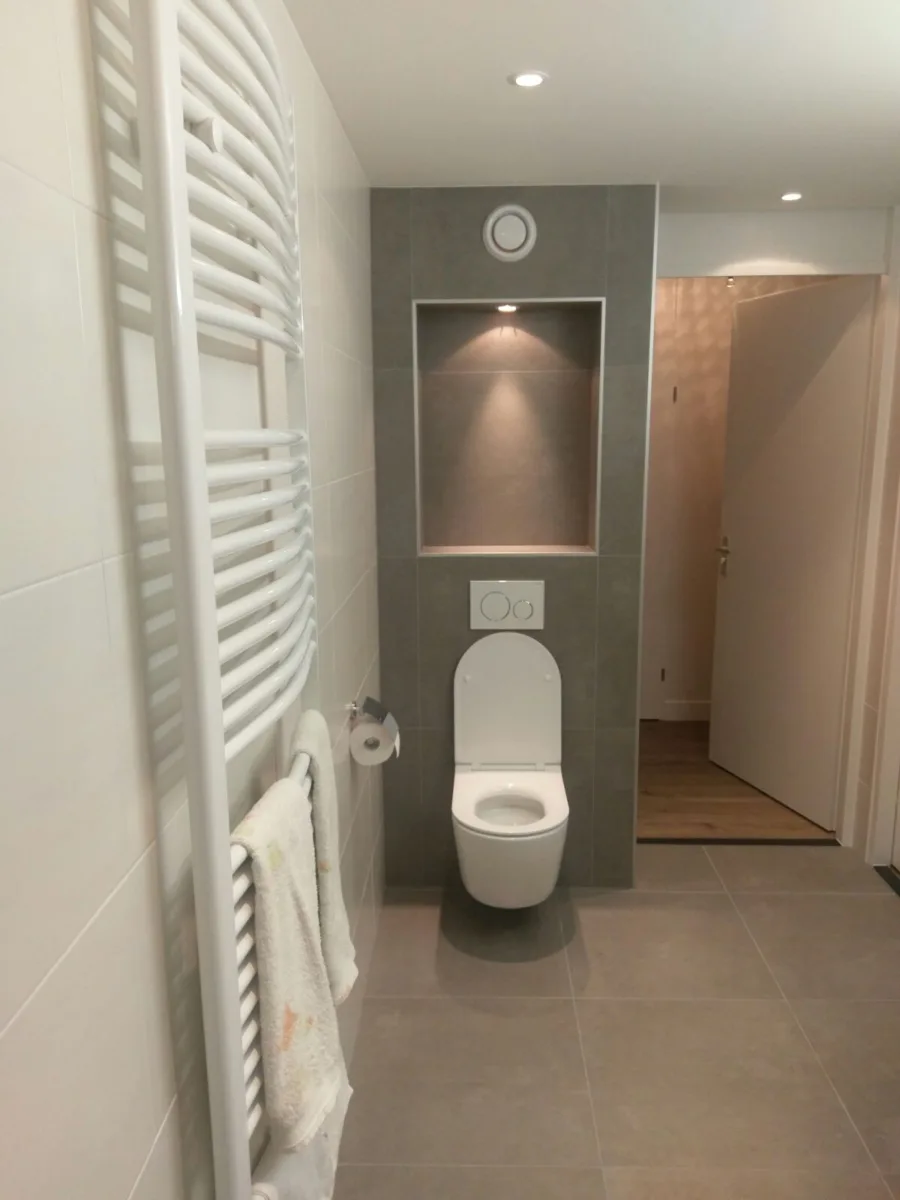 Badkamer vouwdeur met zit en nis (foto 5)
