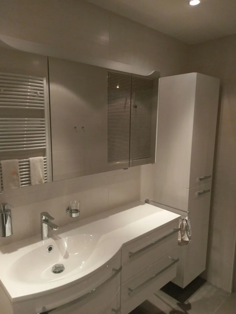 Badkamer vouwdeur met zit en nis (foto 6)