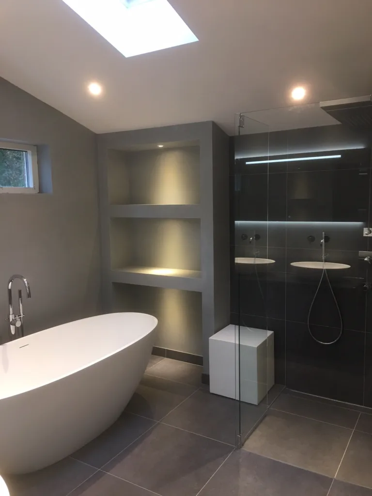 Betonciré badkamer met vrijstaande inloopdouche – betonlook stijl – Wolfheze