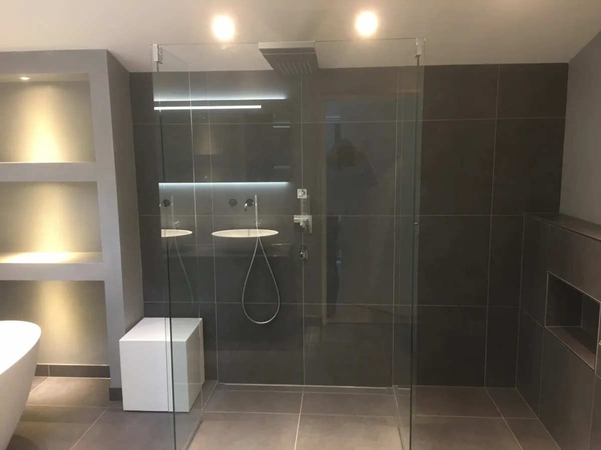 Betonciré badkamer met vrijstaande inloopdouche – betonlook stijl – Wolfheze (foto 9)