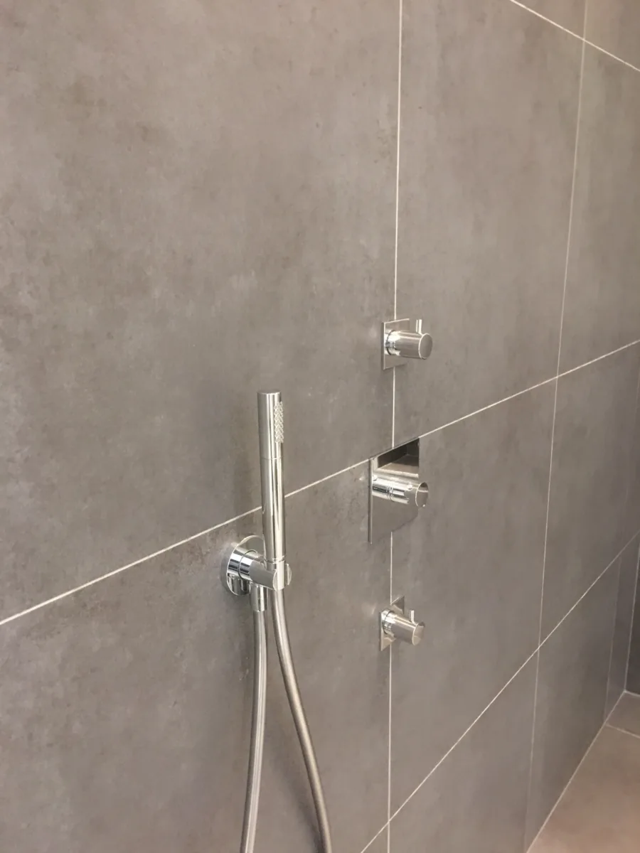 Betonciré badkamer met vrijstaande inloopdouche – betonlook stijl – Wolfheze (foto 3)