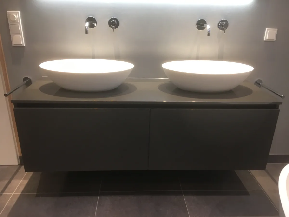 Betonciré badkamer met vrijstaande inloopdouche – betonlook stijl – Wolfheze (foto 5)
