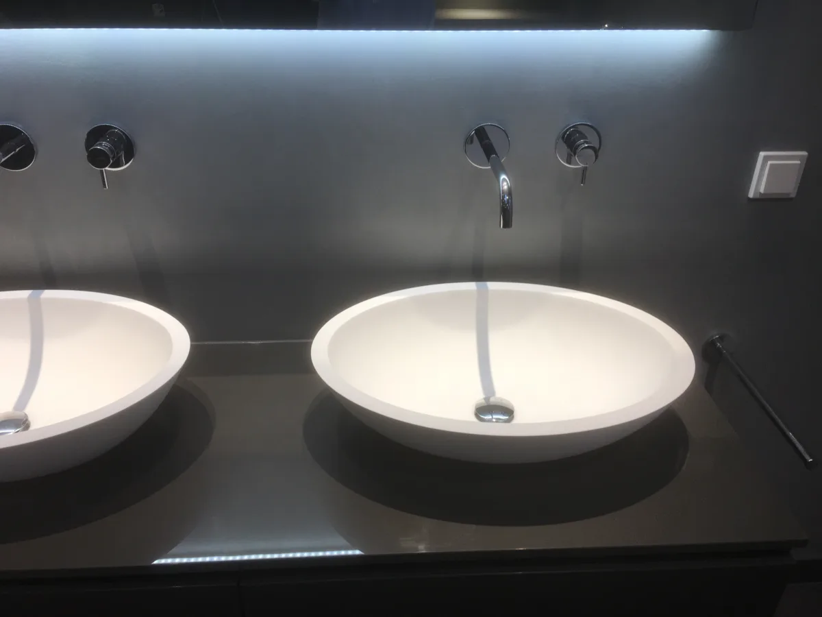 Betonciré badkamer met vrijstaande inloopdouche – betonlook stijl – Wolfheze (foto 6)