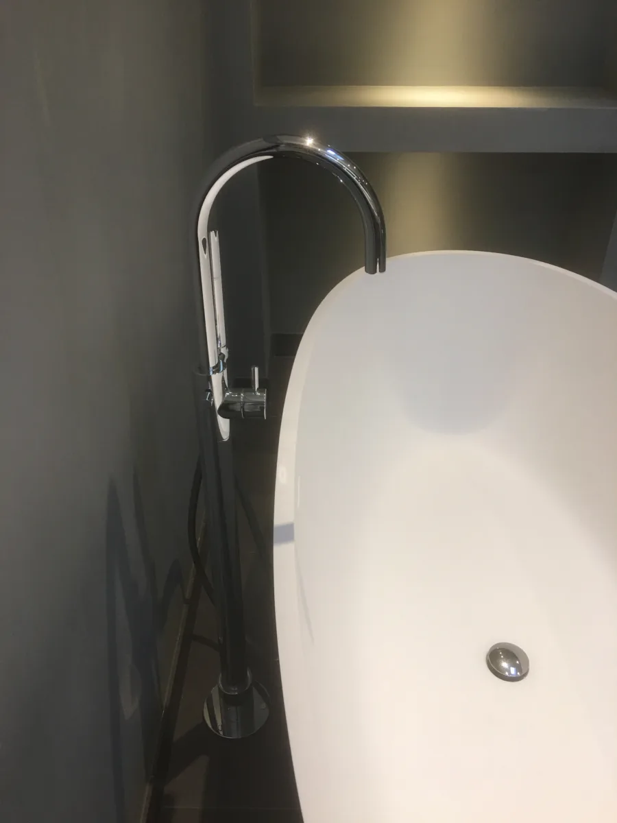Betonciré badkamer met vrijstaande inloopdouche – betonlook stijl – Wolfheze (foto 2)