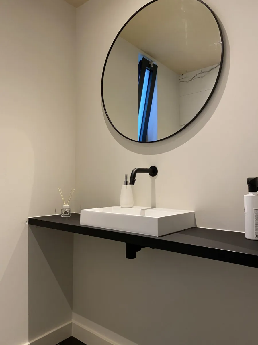 Complete renovatie woning badkamers, hal, vloerverwarming, stucwerk, dak epdm en sedum – modern stijl – Elst (foto 20)