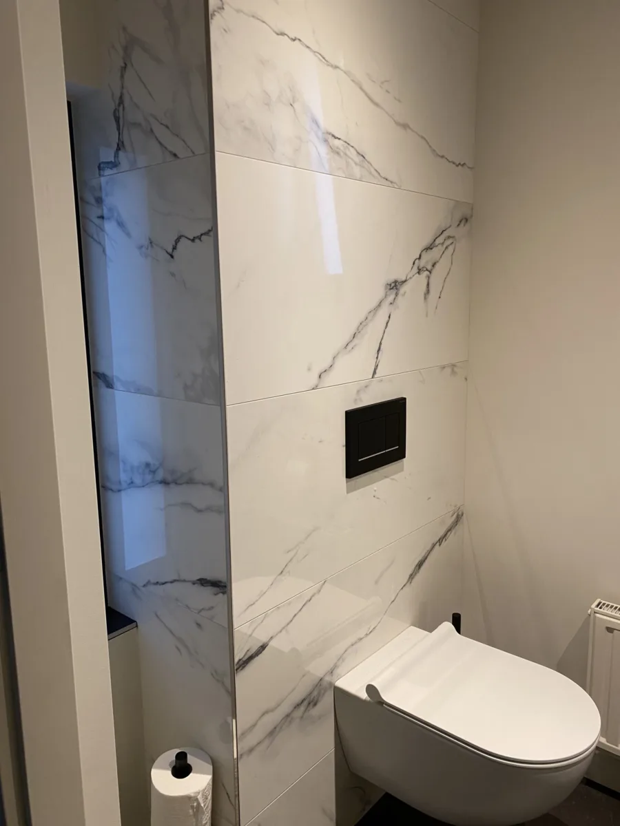 Complete renovatie woning badkamers, hal, vloerverwarming, stucwerk, dak epdm en sedum – modern stijl – Elst (foto 18)