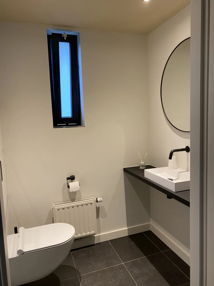 Complete renovatie woning badkamers, hal, vloerverwarming, stucwerk, dak epdm en sedum – modern stijl – Elst (foto 21)