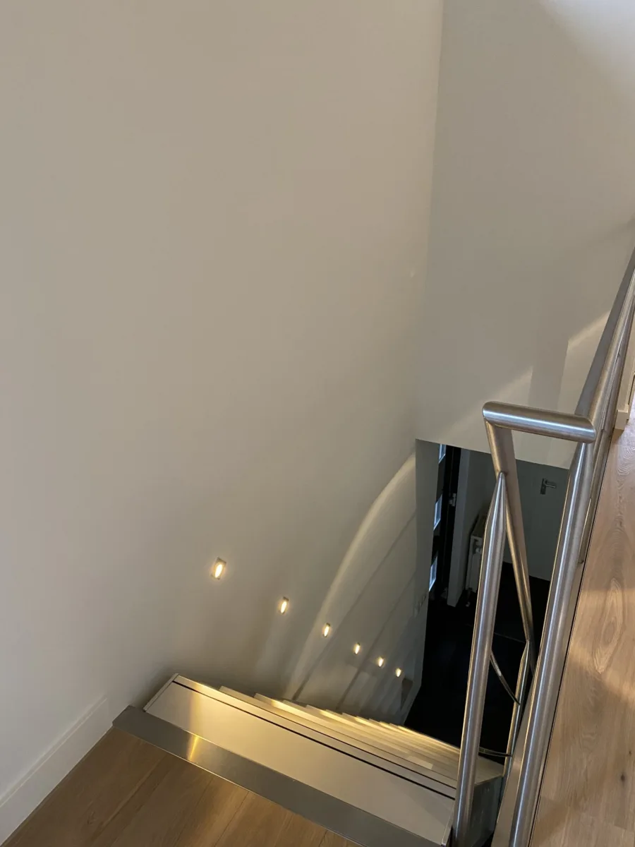 Complete renovatie woning badkamers, hal, vloerverwarming, stucwerk, dak epdm en sedum – modern stijl – Elst (foto 17)