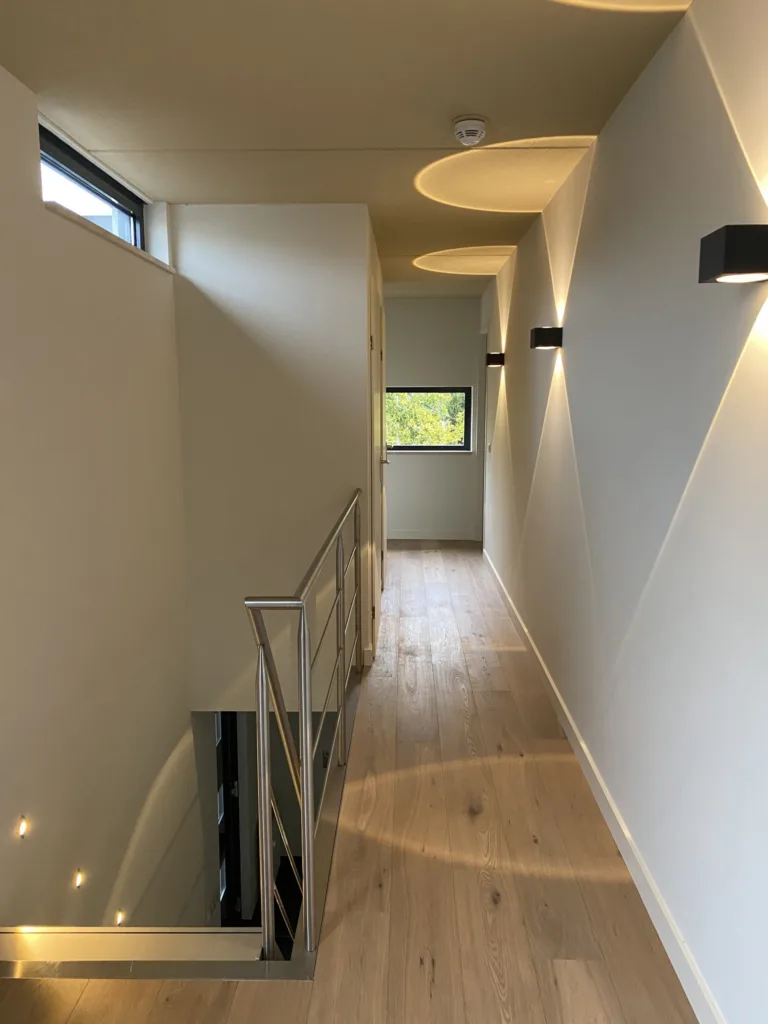 Complete renovatie woning badkamers, hal, vloerverwarming, stucwerk, dak epdm en sedum – modern stijl – Elst