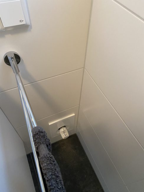 Complete renovatie woning badkamers, hal, vloerverwarming, stucwerk, dak epdm en sedum – modern stijl – Elst (foto 24)
