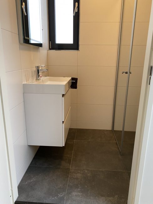 Complete renovatie woning badkamers, hal, vloerverwarming, stucwerk, dak epdm en sedum – modern stijl – Elst (foto 23)