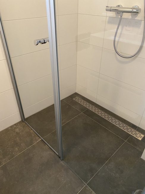 Complete renovatie woning badkamers, hal, vloerverwarming, stucwerk, dak epdm en sedum – modern stijl – Elst (foto 22)