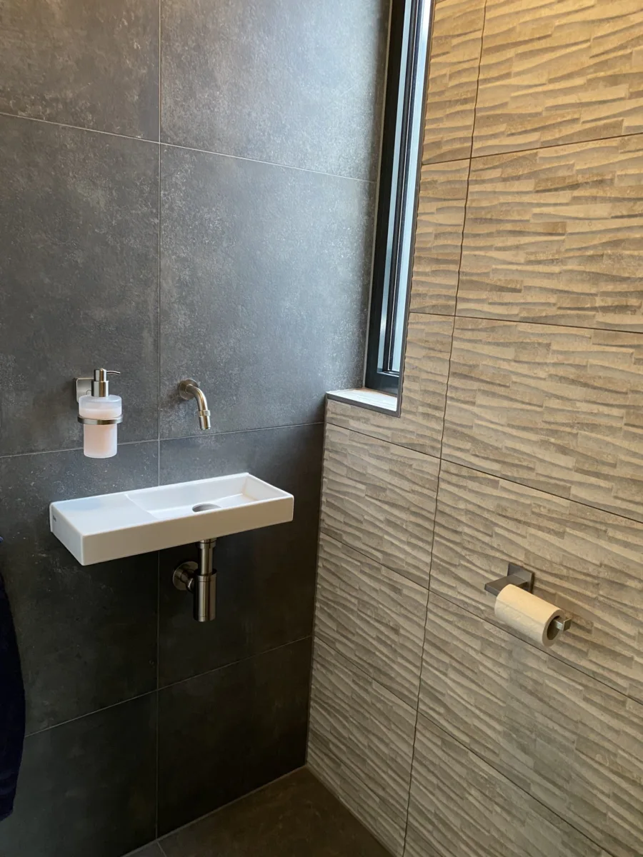 Complete renovatie woning badkamers, hal, vloerverwarming, stucwerk, dak epdm en sedum – modern stijl – Elst (foto 13)