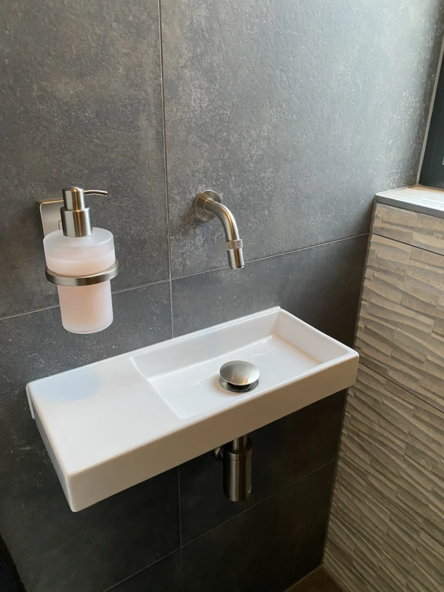 Complete renovatie woning badkamers, hal, vloerverwarming, stucwerk, dak epdm en sedum – modern stijl – Elst (foto 12)