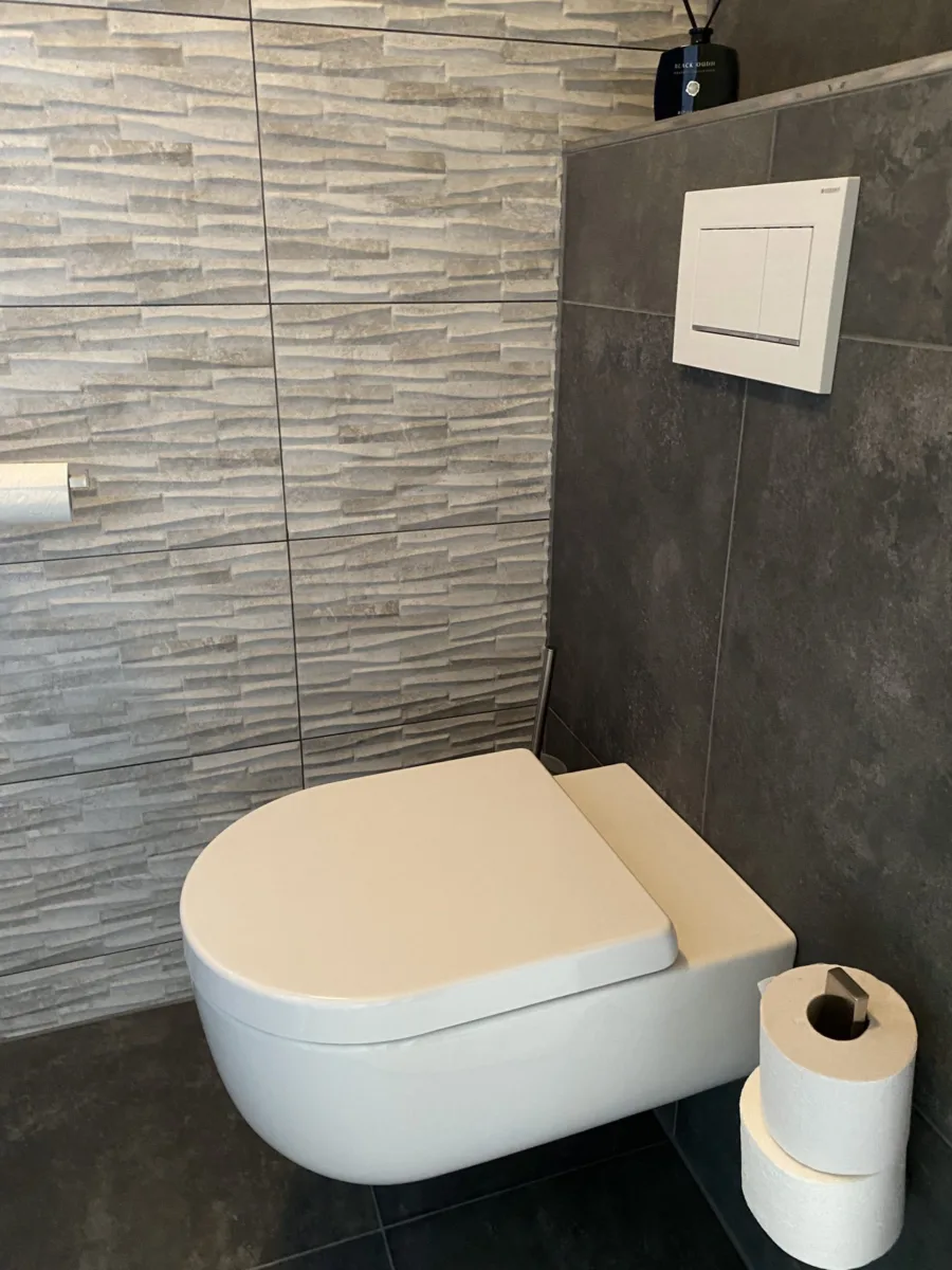Complete renovatie woning badkamers, hal, vloerverwarming, stucwerk, dak epdm en sedum – modern stijl – Elst (foto 11)