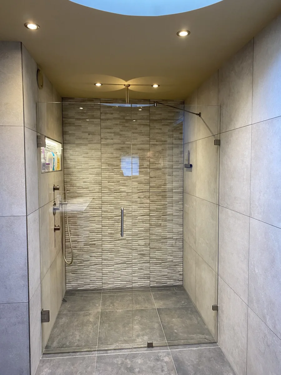 Complete renovatie woning badkamers, hal, vloerverwarming, stucwerk, dak epdm en sedum – modern stijl – Elst