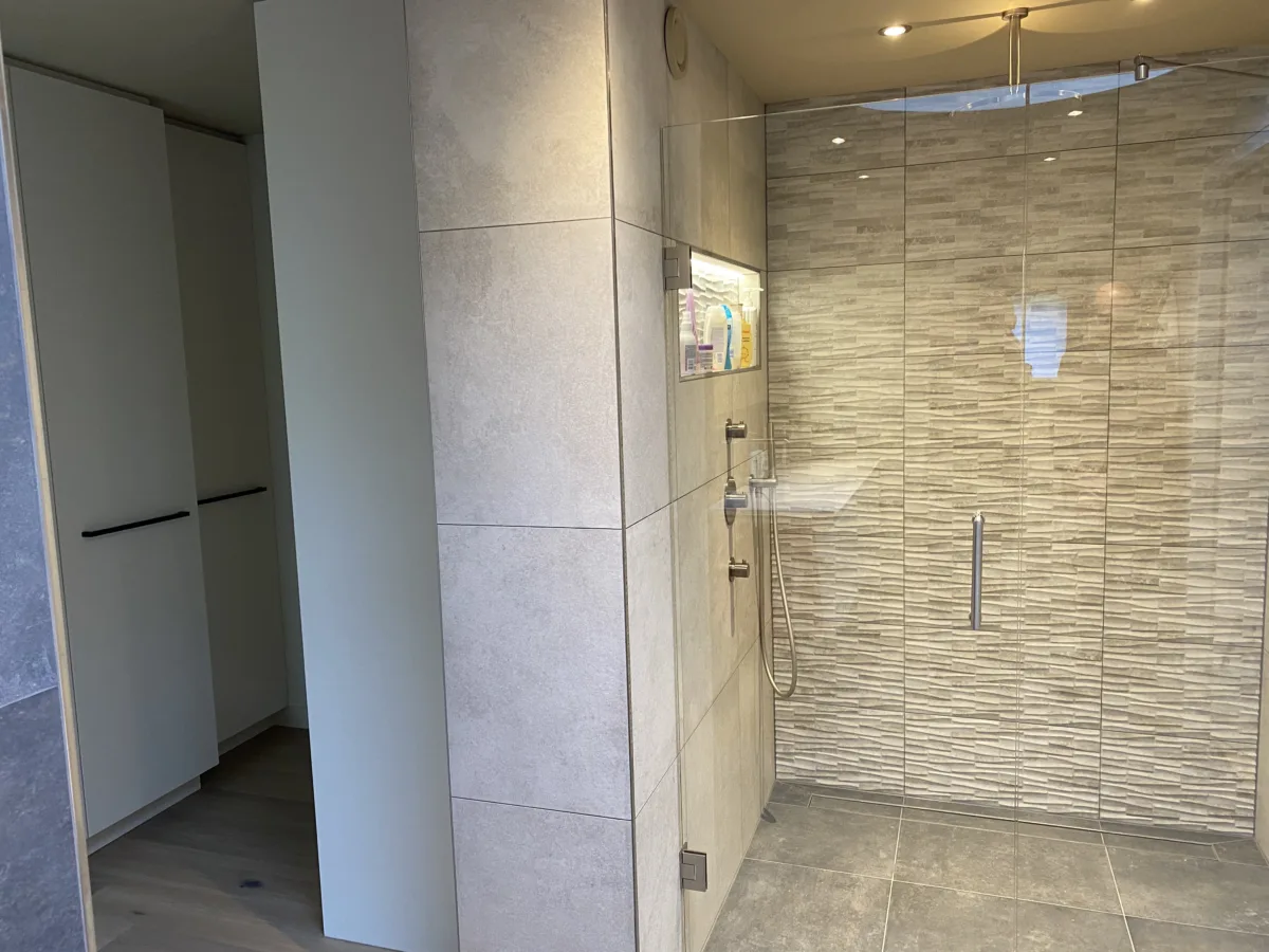 Complete renovatie woning badkamers, hal, vloerverwarming, stucwerk, dak epdm en sedum – modern stijl – Elst (foto 2)