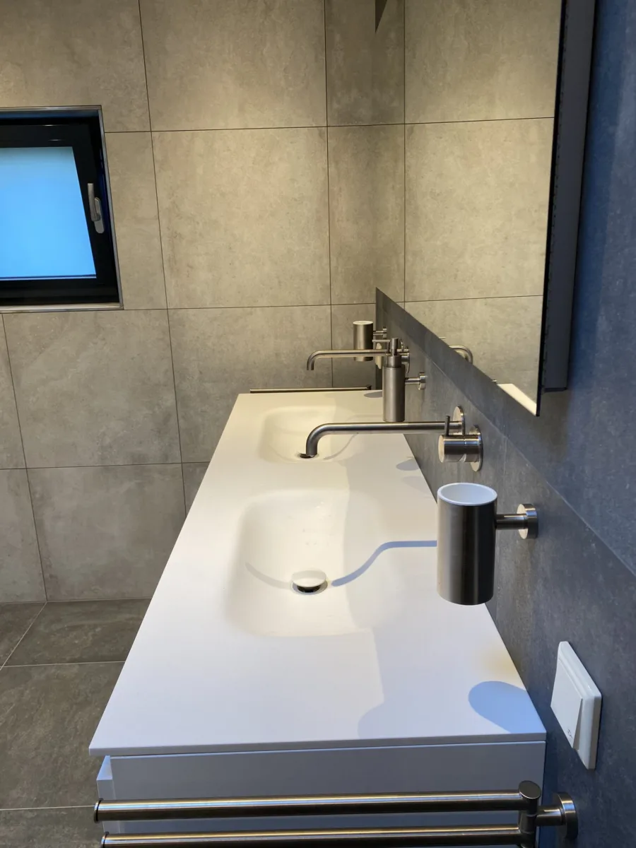 Complete renovatie woning badkamers, hal, vloerverwarming, stucwerk, dak epdm en sedum – modern stijl – Elst (foto 3)
