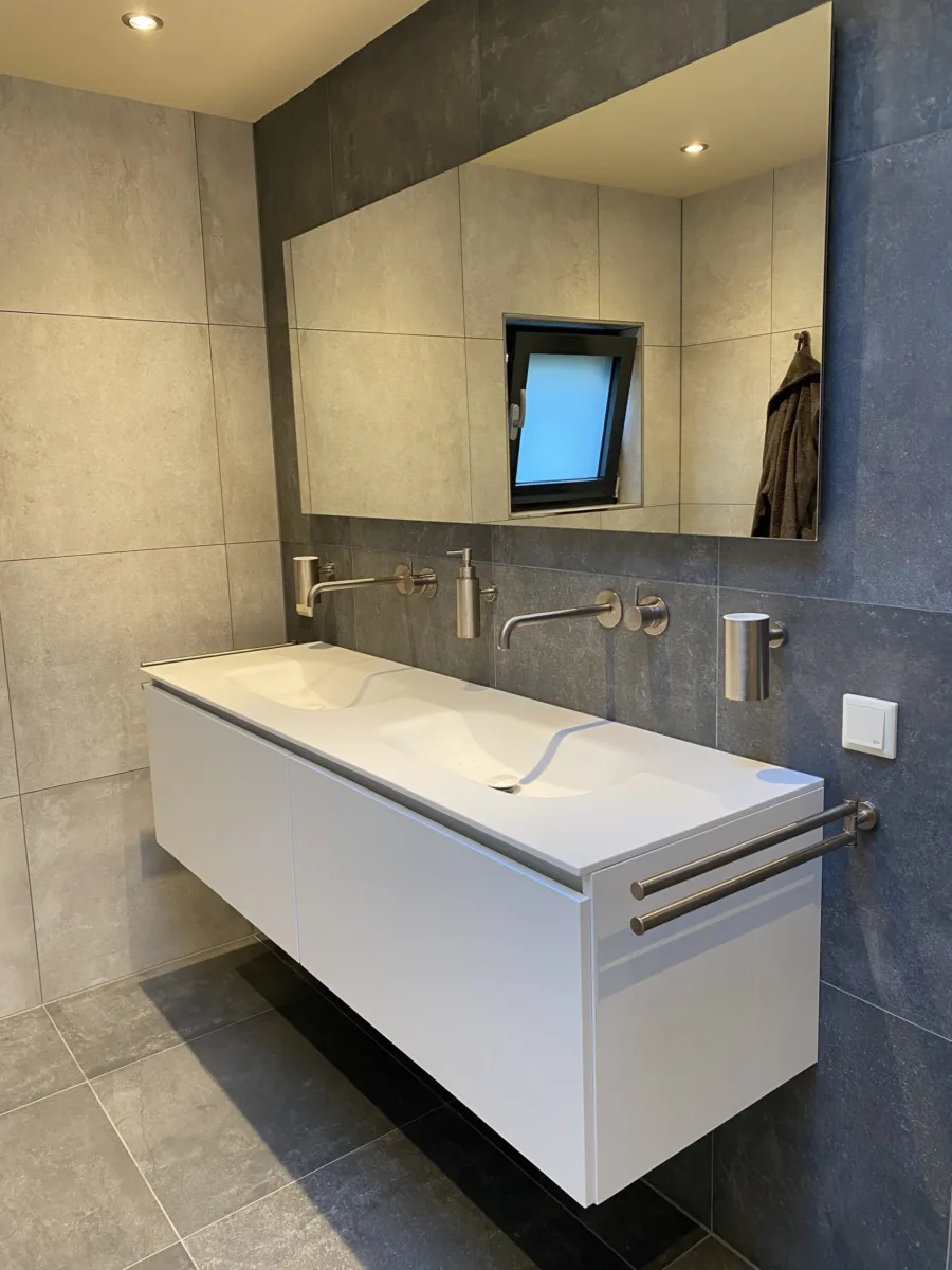 Complete renovatie woning badkamers, hal, vloerverwarming, stucwerk, dak epdm en sedum – modern stijl – Elst (foto 4)