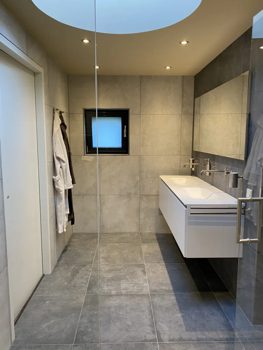 Complete renovatie woning badkamers, hal, vloerverwarming, stucwerk, dak epdm en sedum – modern stijl – Elst (foto 10)